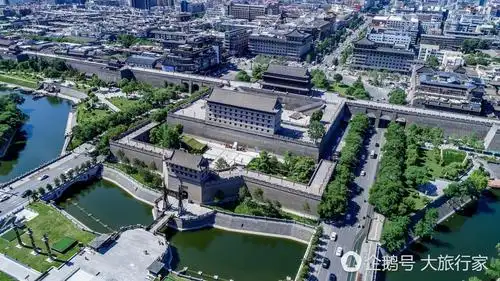 航拍西安:万里晴空 鸟瞰西安城墙太震撼