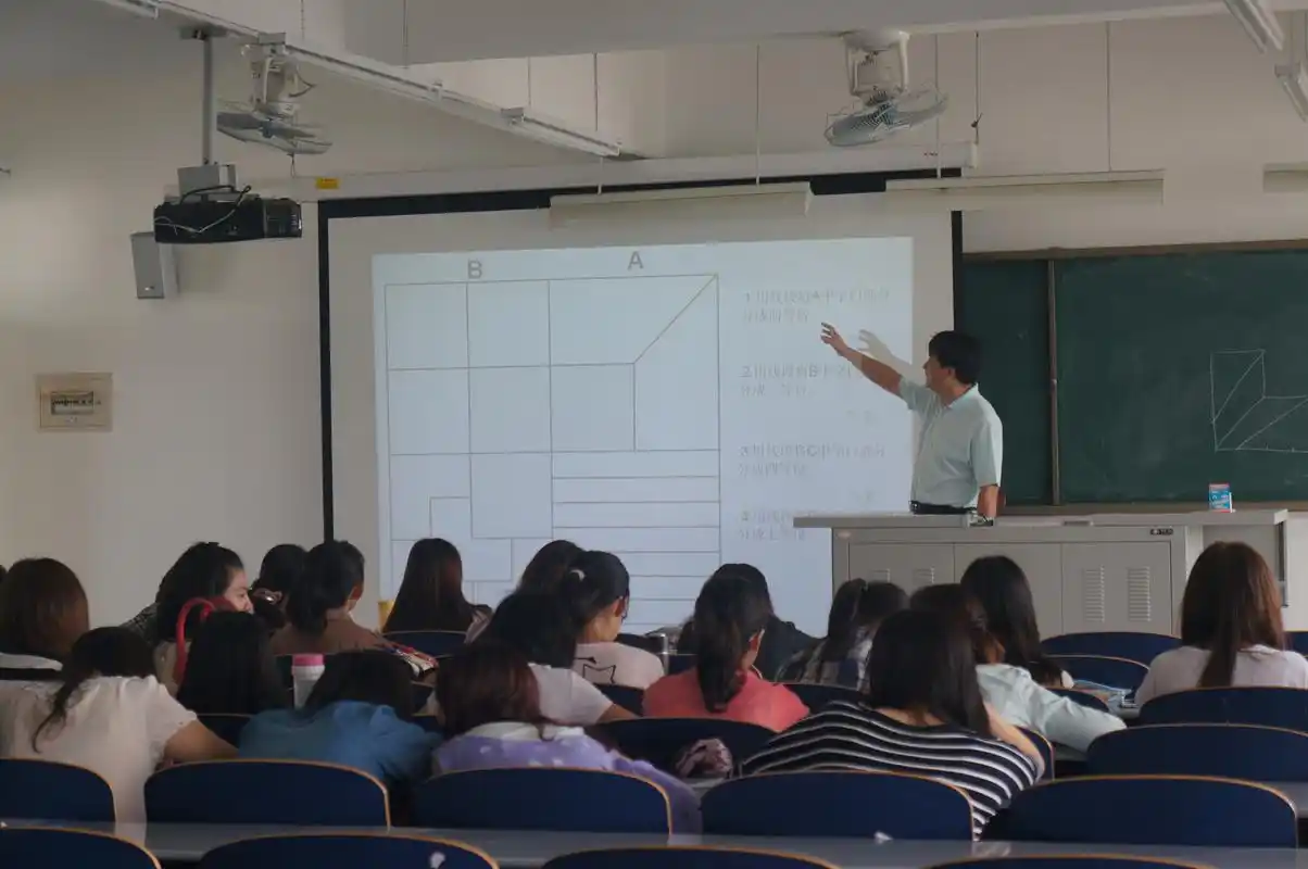 大学生上课除了带书本,一般还会带这3样东西,大学生:全中