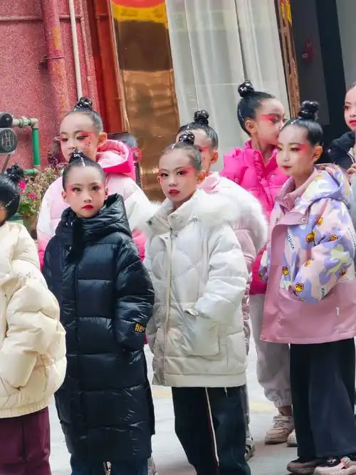 最近在化小朋友#儿童舞台妆 #化妆师的工作日常 #团体妆 # - 抖音