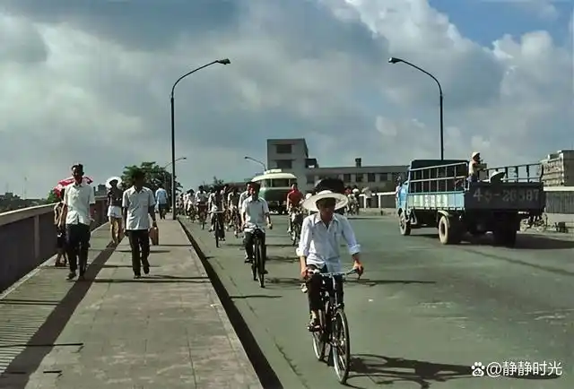 80年代广州老照片:西濠二马路,中山五路,滑梯,人民桥,游乐场