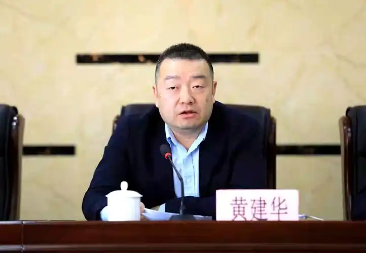 龙港市委组织部常务副部长黄建华