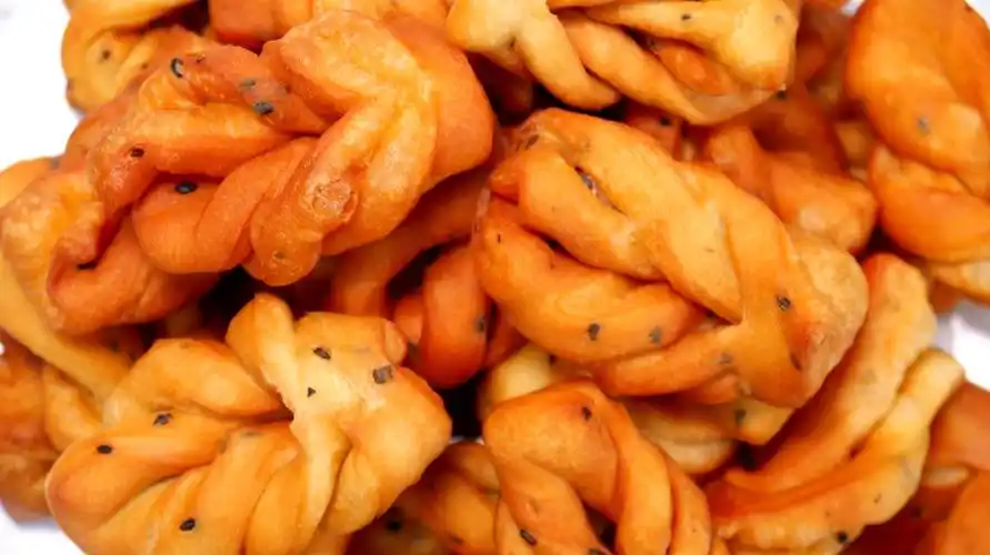 加入鸡蛋,并且用小火慢慢炸才更酥脆准备面粉鸡蛋白糖食盐以及食用油