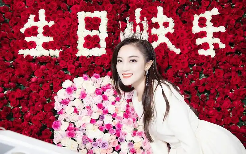 王小玮印花衬衫浅笑清新靓丽美照图片46