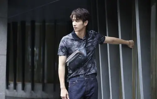 刘以豪休闲帅气写真图片39