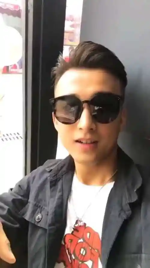 什么叫做贼眉鼠眼这位小哥给我们做了最好的诠释