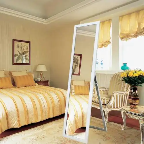 装修必知 >卧室风水    虽然在风水学说上不提倡卧室里摆放镜子,但是