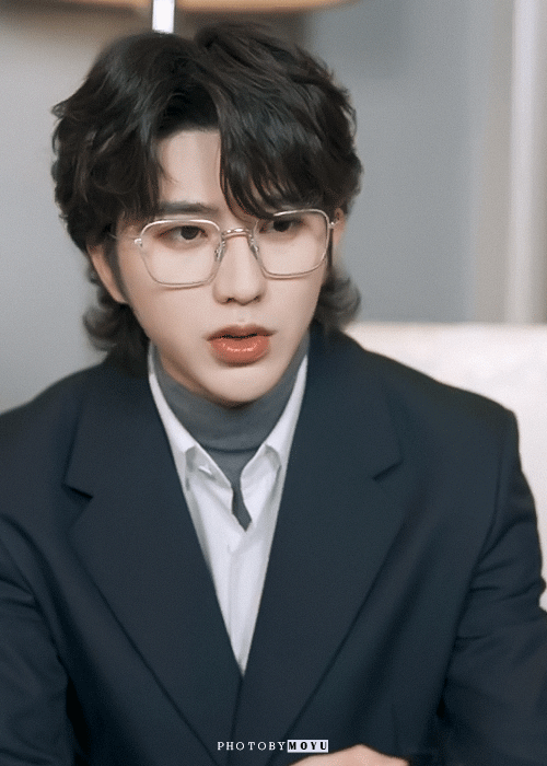 每一次都会被蔡徐坤的金丝眼镜造型惊艳到