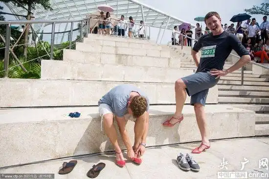 走秀网深圳举办高跟鞋犀利跑 男穿女鞋狂奔笑翻众人