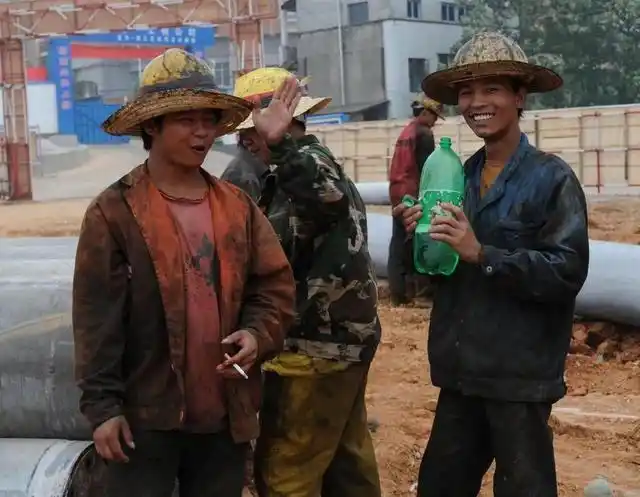 在乡下打零工已经很普遍了,不再像以前那样一贫如洗,而是想找个工作