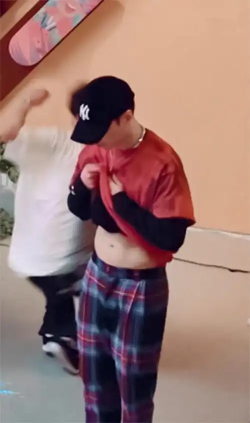 肚皮白又大,还没到中年,已经有中年男人的啤酒肚了