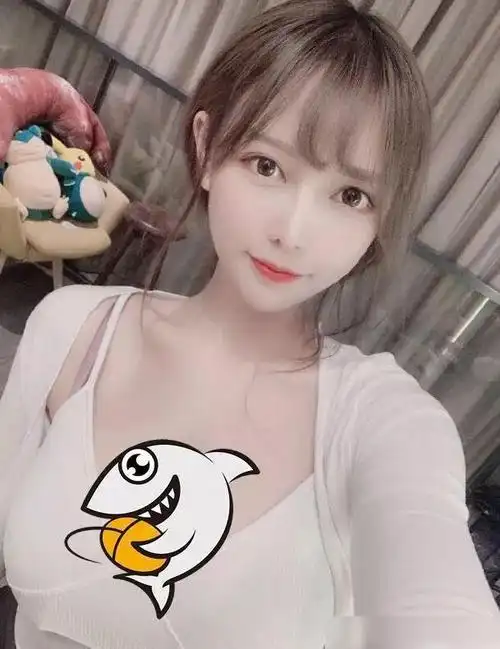 斗鱼罗米娜回归疑似整容,退网前曾声明需调理身体,并非陪大哥