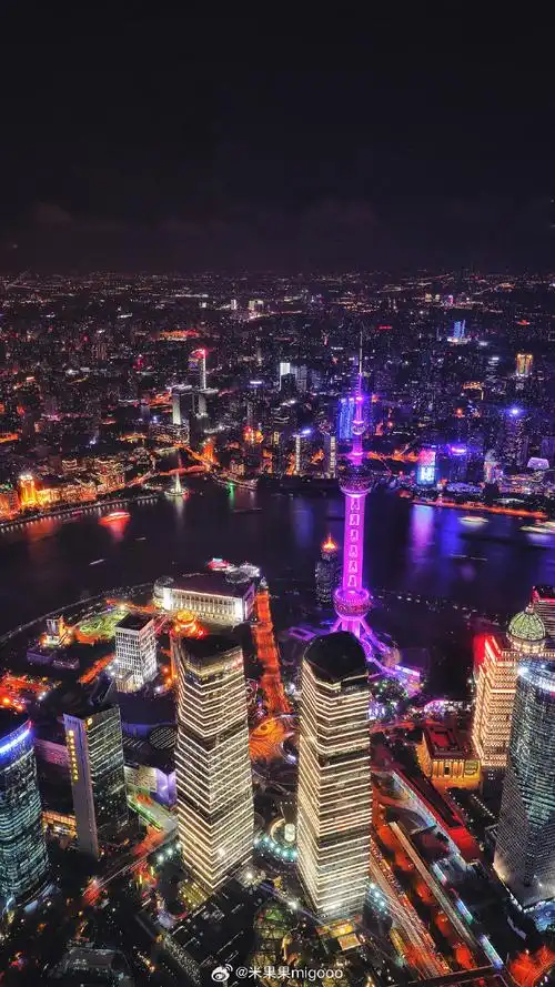 632米的云端,便是上海之巅观光厅,360°全景观赏魔都迷人的夜景,宛若