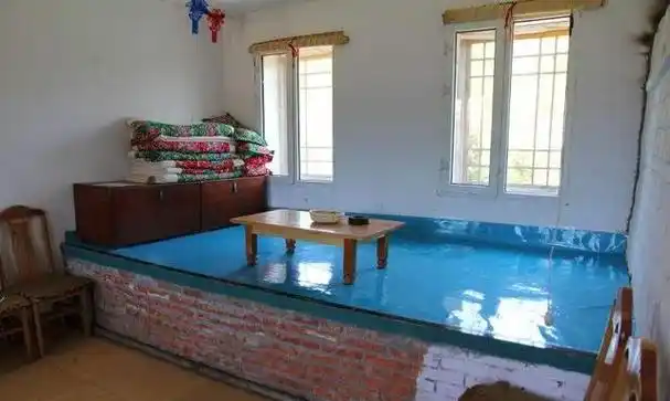 东北大火炕,起源于东北平房,在没有楼房的条件下,用水泥和土做炕,配以