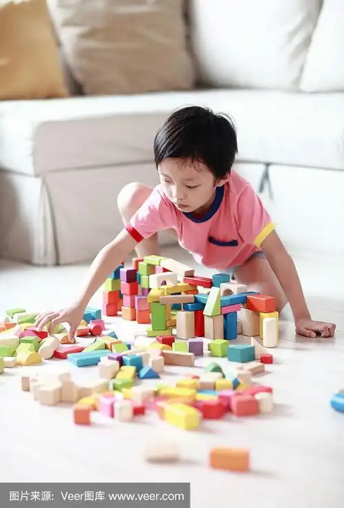 可爱的亚洲儿童玩积木