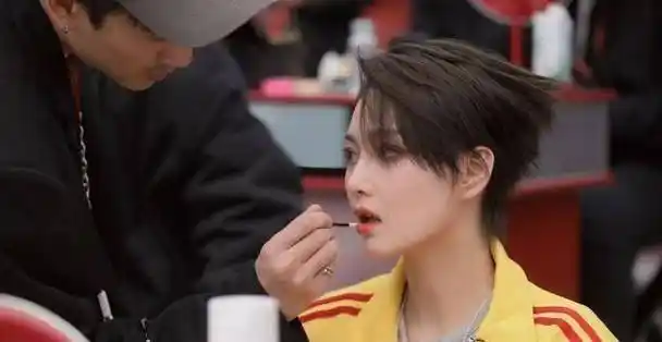 原创乘风破浪姐姐时尚万种董洁依然白月光张馨予飒反矫情达人那英