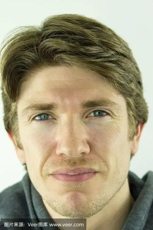 一个微笑的男人的大头照