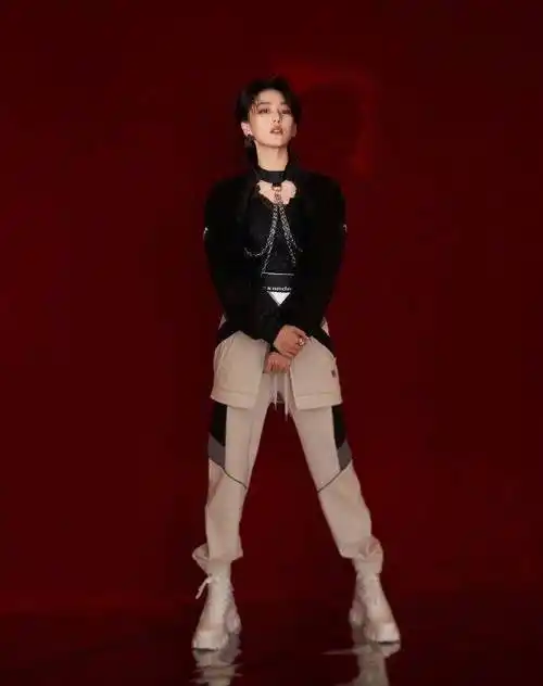 原创张馨予首次挑战说唱穿搭酷帅比例优越粉丝可以接偶像剧男主