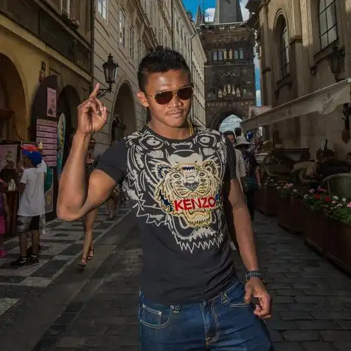 昨天,播求带上墨镜霸气十足,拳迷惊呼:求哥又年青了10岁