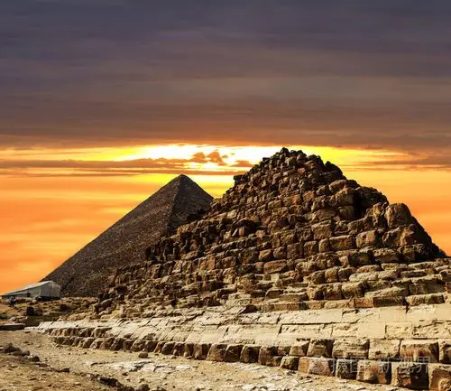 背景下的日落开罗埃及吉萨金字塔