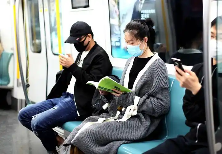 地铁里,你读书的身影真美