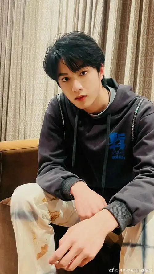 刘耀文情人节营业照##刘耀文大年初五营业图