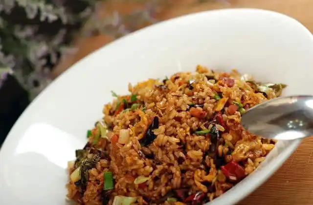 贵州怪噜饭配料丰富 一点不次于扬州炒饭