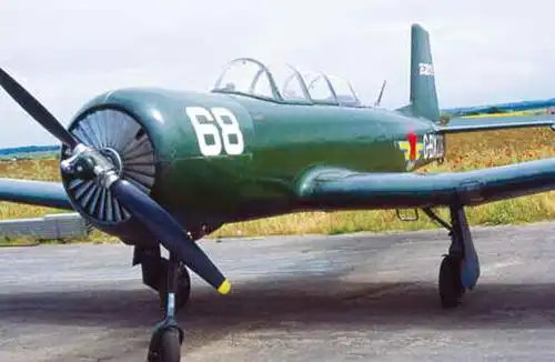 原文配图:初教-7教练机是中国洪都飞机公司与俄罗斯雅克设计局联合