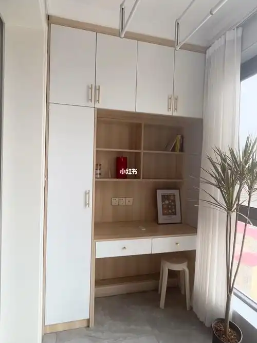 只有一个阳台,想要满足储物书桌一体,这个柜子上方吊柜深度60公分