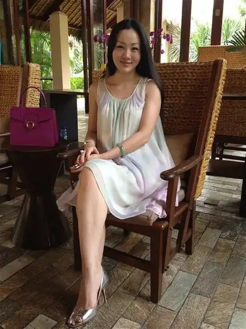 【妹纸杂图】公园自拍的大长腿美女