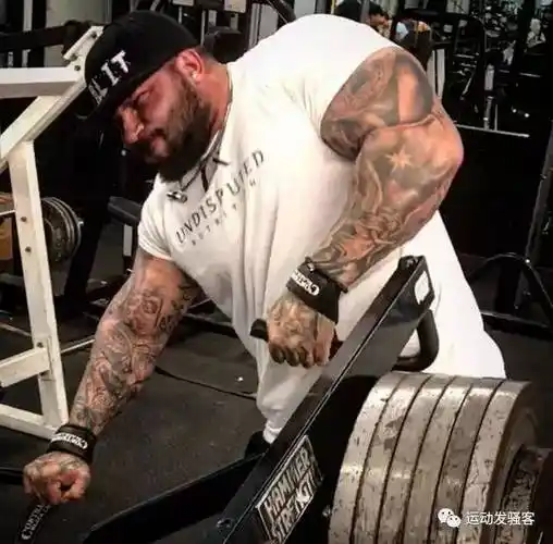 永远不要低估了自己的潜能,排骨男也可以练出肌肉外衣