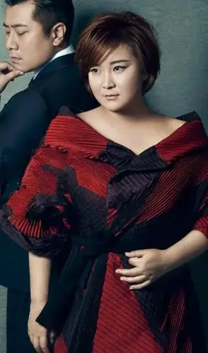 原创38岁贾玲不能再胖了!羽绒夹克暴露身材短板,网友建议控制体重