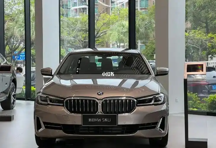 宝马525li豪华外开士米银内摩卡现车到店