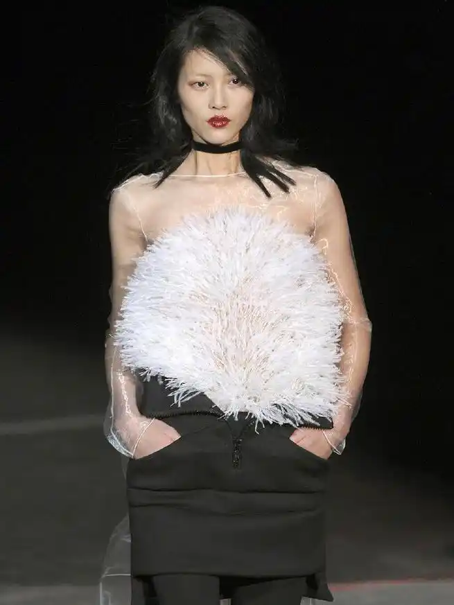 刘雯走秀气场太强大,女王风范十足,可惜身材有点"瘦过头"