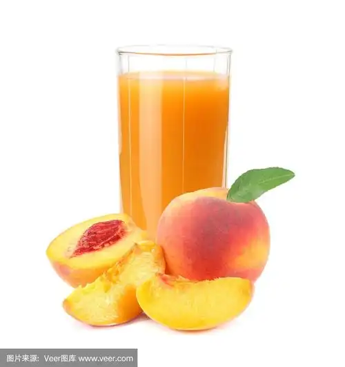 一杯水蜜桃汁与水蜜桃水果和切片孤立在白色的背景.