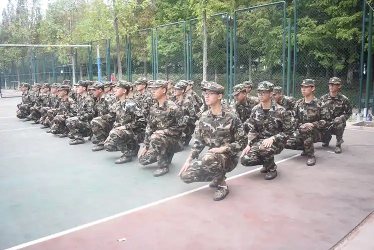 新生练习蹲姿 周宇摄影