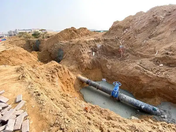 现场铺设的自来水管道