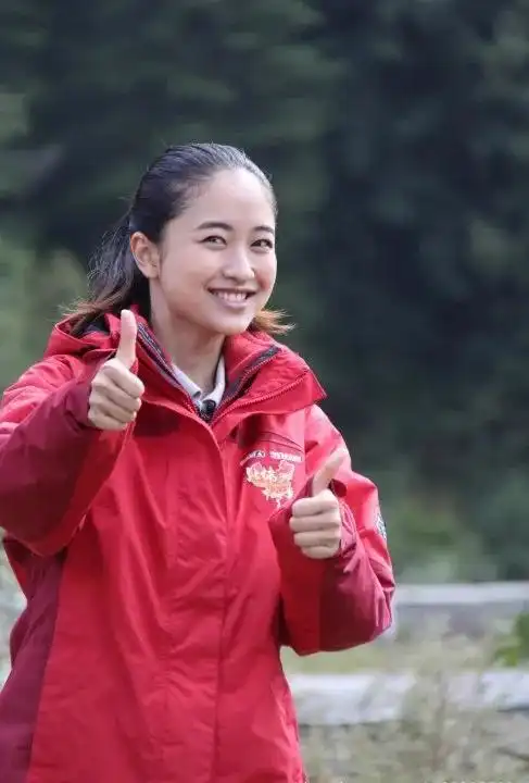 《远方的家》主持人唐天骄美照