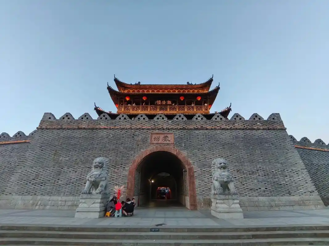 位于杭州的建德市有一座数千年历史的古城——梅城古镇 - 抖音