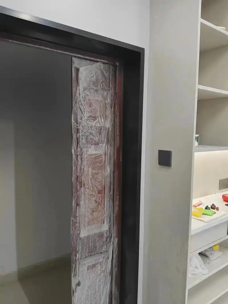 不锈钢入户门门套.颜色:哑光黑(我们在合肥专业彩色板装饰,所 - 抖音