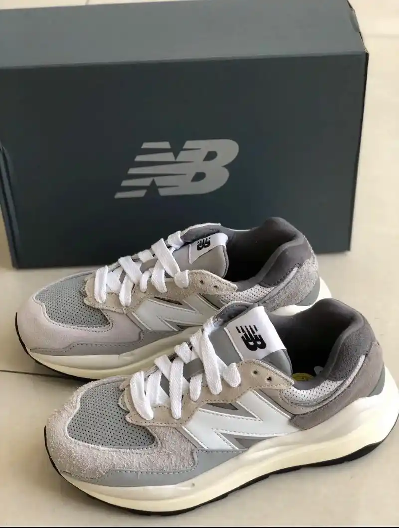 秋季推荐nb.5740系列灰色,两只鞋子采用不同材质的皮面拼 - 抖音