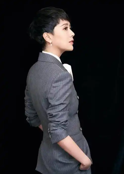 《红海行动》里的海清原来这么美,一身帅气西装出席活动真养眼_造型