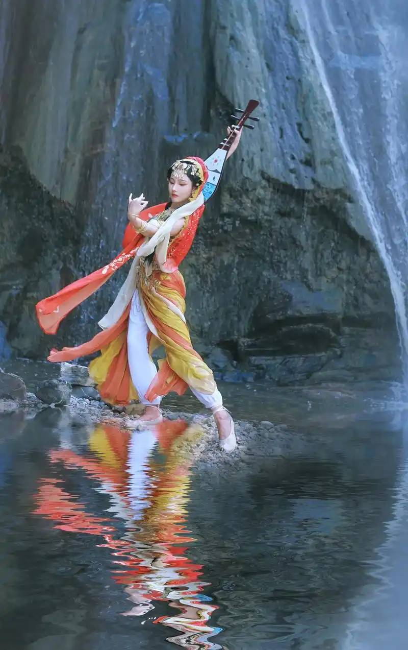 西域美女的妆造也太美了吧#汉服写真 #西域舞姬 #古风美人  - 抖音