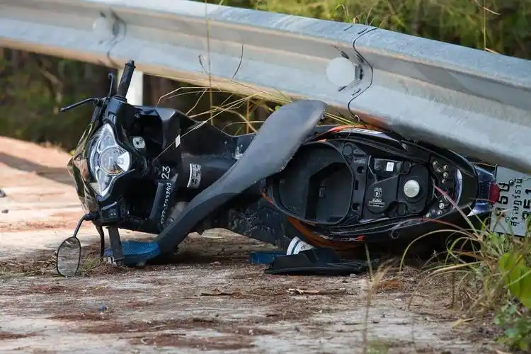 摩托车事故,攀牙 - 2月25日:2013年2月25日在泰国攀全安岛发生的公路