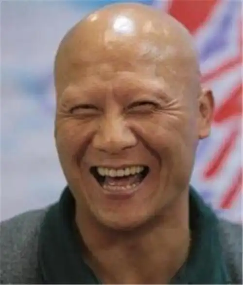 1982年,出演张鑫炎执导电影《少林寺》中秃鹰一角被观众所熟识.