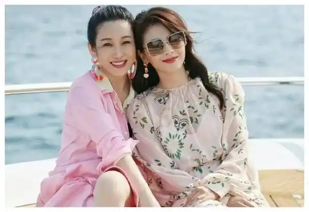 拥抱的魔力揭秘秦海璐与刘涛的深厚姐妹情谊惊人内幕