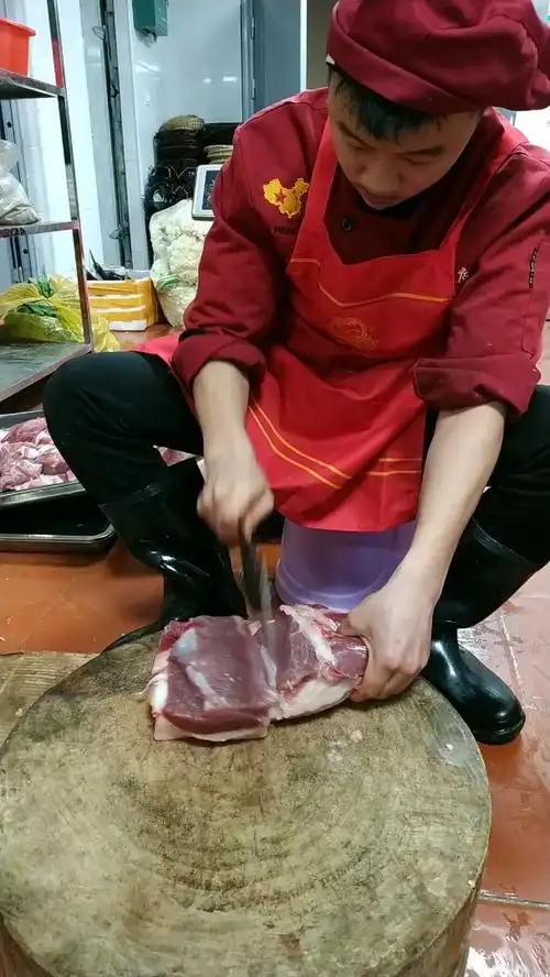 小伙子做了5年的切配,刀工不是一般的熟练