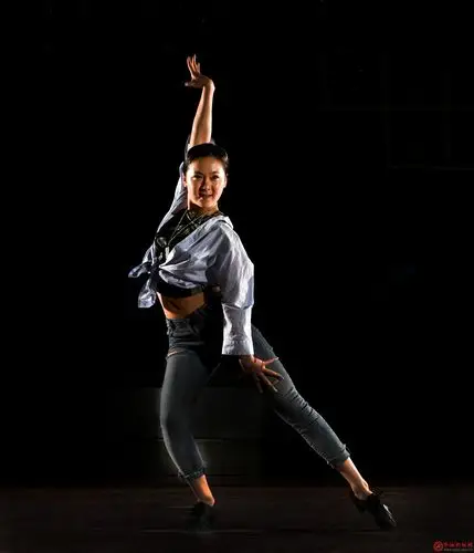 英皇拉丁舞学校老师舞姿