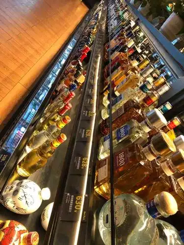 beer barn(成都电视塔店)-"跟闺蜜去喝酒 沙发低消是500,小哥一直.