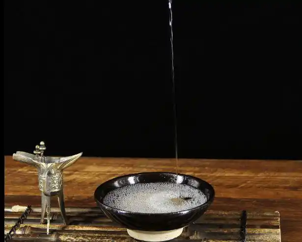 倒酒成丝成线,酒花均匀细腻,经久不散.