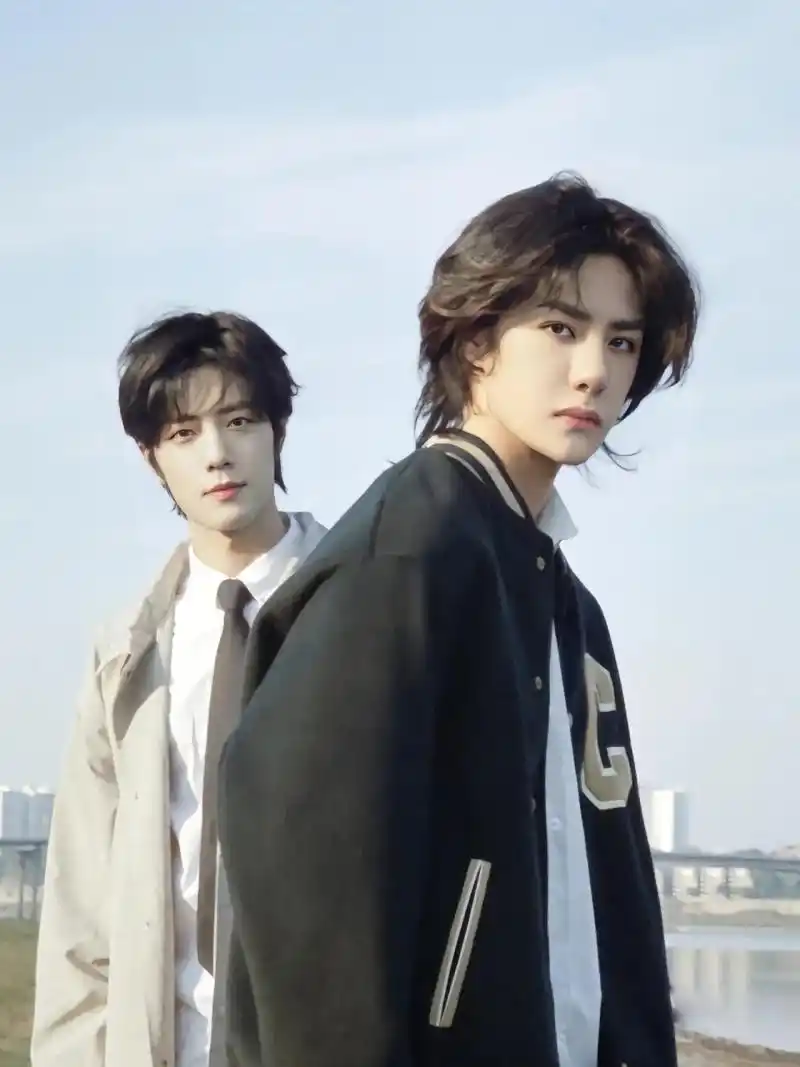 王一博和肖战河边帅气合影,风轻轻吹过,我们的友谊也如这河水般源远流